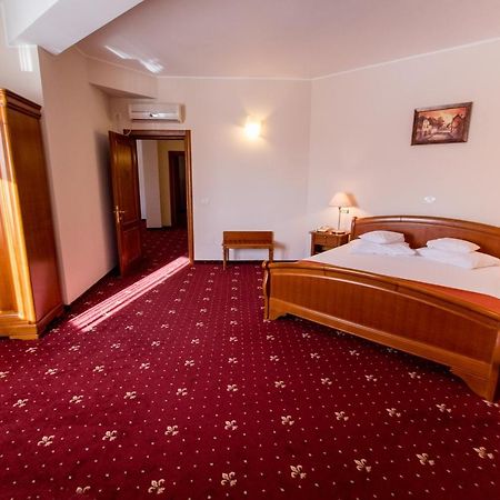 Hotel Amadeus Focșani Bagian luar foto