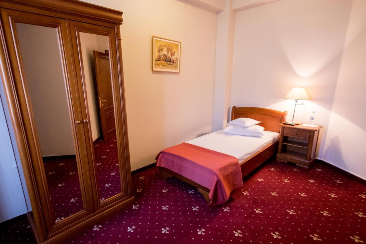 Hotel Amadeus Focșani Bagian luar foto