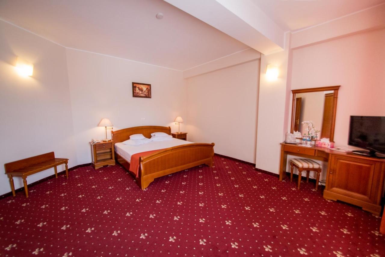 Hotel Amadeus Focșani Bagian luar foto