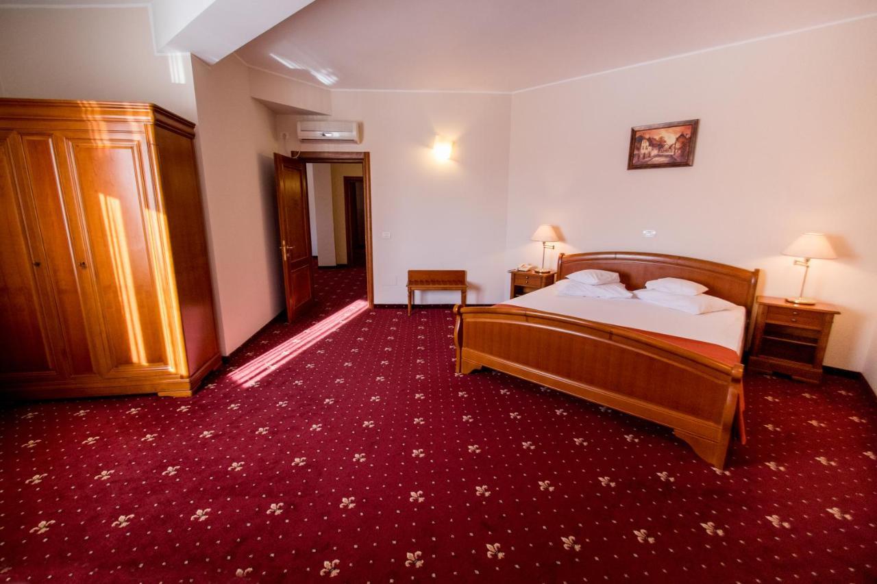 Hotel Amadeus Focșani Bagian luar foto